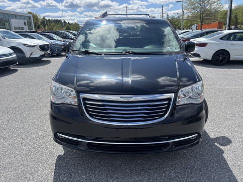 Used 2015 Chrysler Town & Country Touring image 2