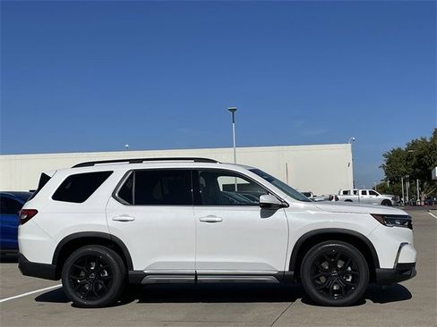 New 2025 Honda Pilot Touring image 3