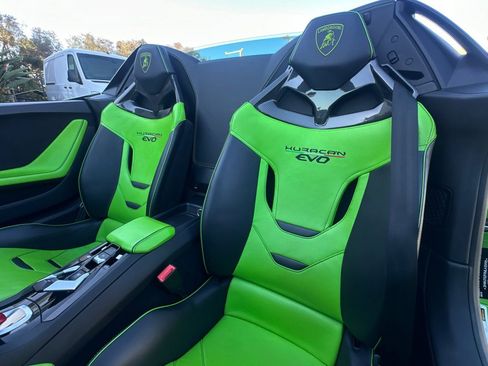 Used 2021 Lamborghini Huracan EVO image 12