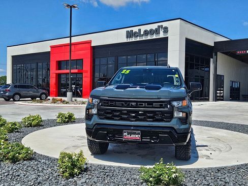 Used 2025 Chevrolet Silverado 1500 Custom Trail Boss w/ Dark Appearance Package image 5