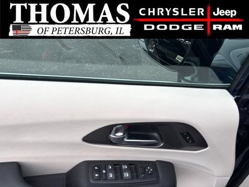 Used 2024 Chrysler Pacifica Touring-L FWD image 9