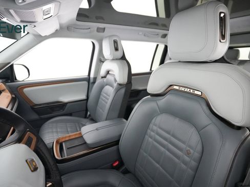 Used 2025 Rivian R1S Premium Dual AWD/4WD image 4