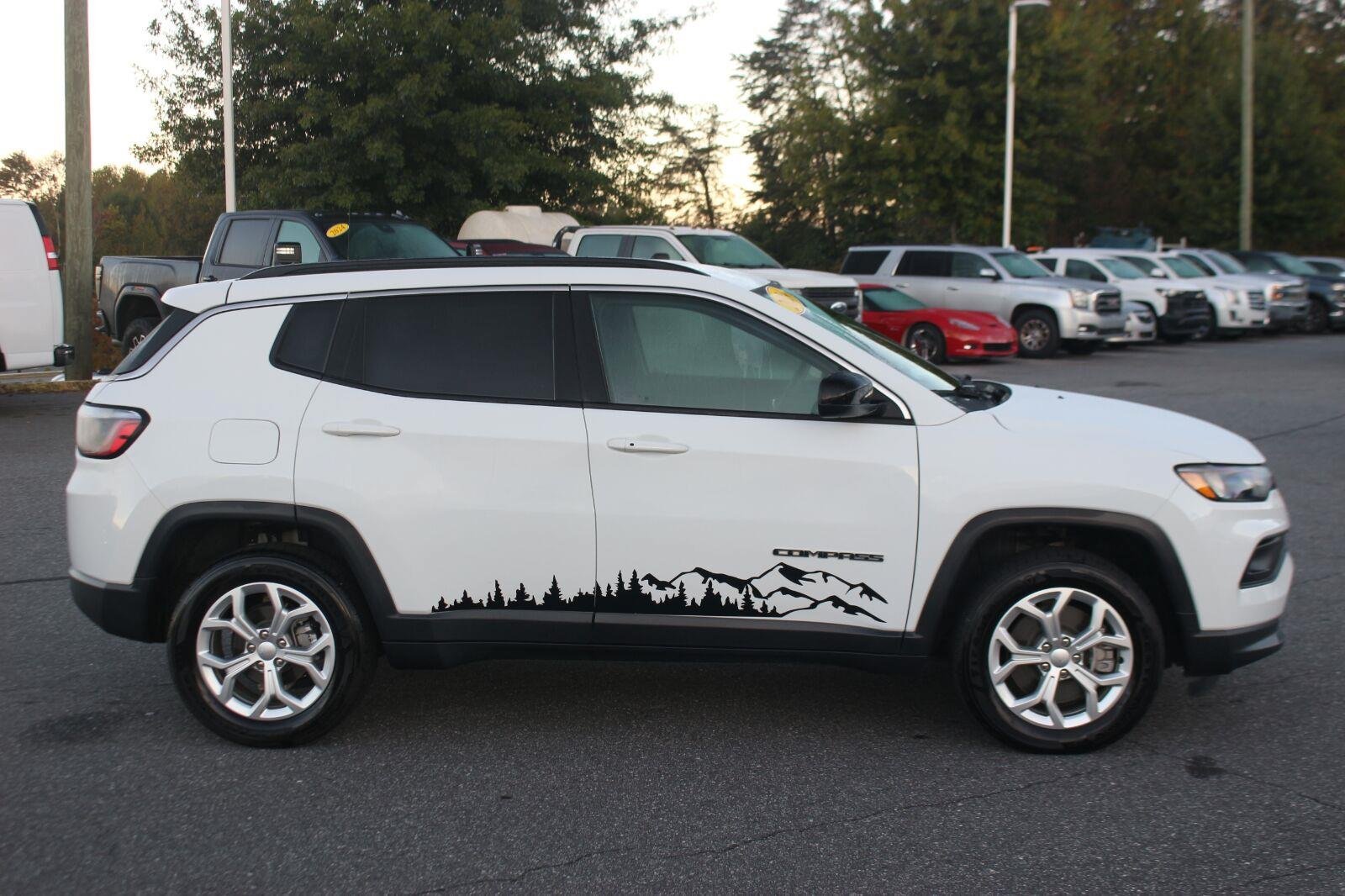 Used 2024 Jeep Compass Latitude AWD/4WD image 8