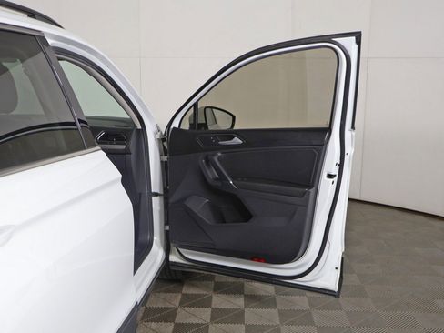 Used 2018 Volkswagen Tiguan SE image 19