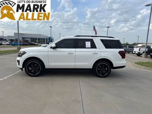 Used 2023 Ford Expedition Limited AWD/4WD image 3