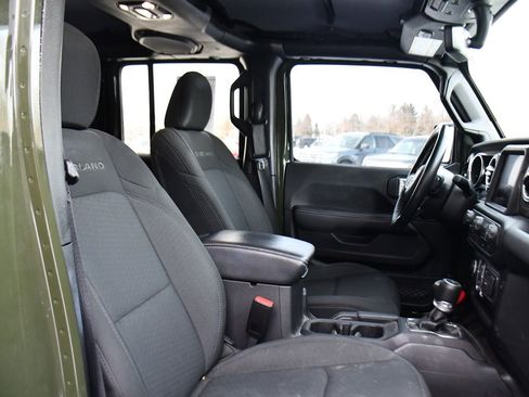 Used 2022 Jeep Gladiator Overland w/ Cold Weather Group image 15