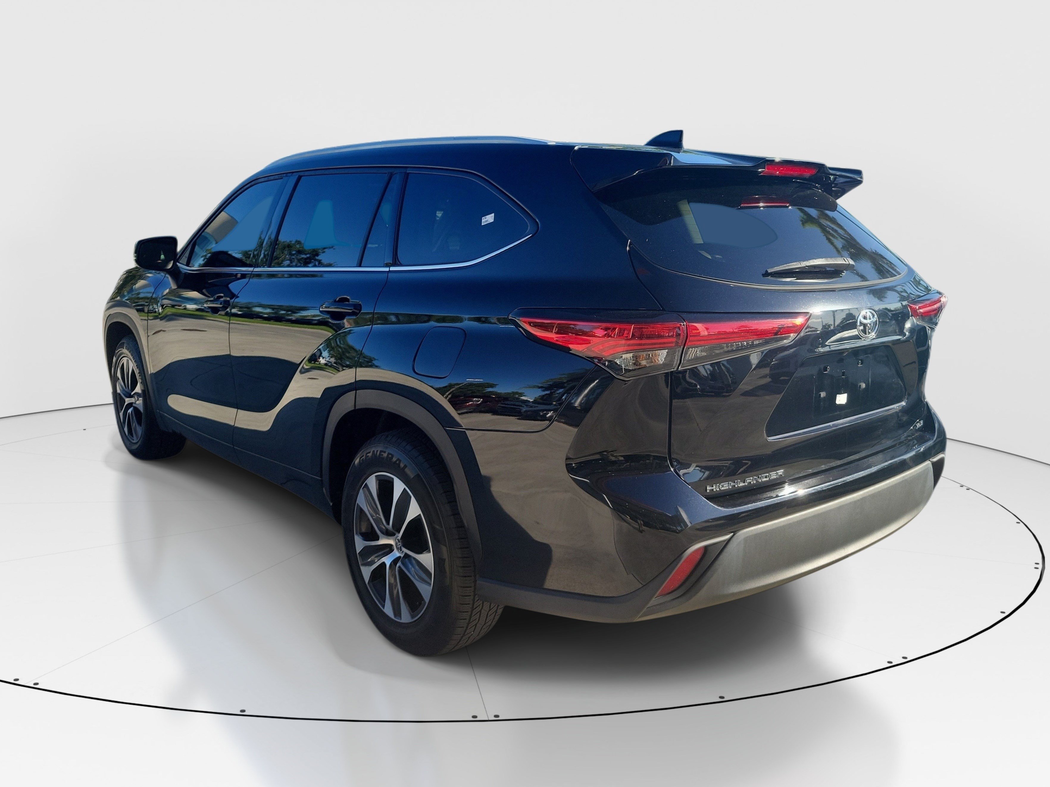 Used 2022 Toyota Highlander XLE FWD image 5
