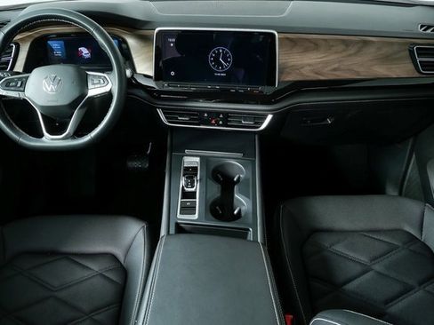 Certified 2025 Volkswagen Atlas SE image 9