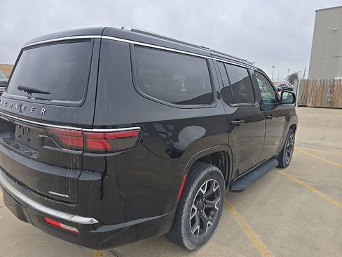 Used 2023 Jeep Wagoneer Series III w/ Preferred Equipment Group image 6