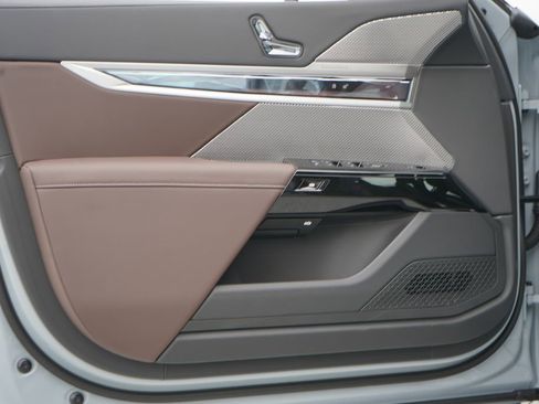 Used 2025 BMW 740i w/ Premium Package image 10