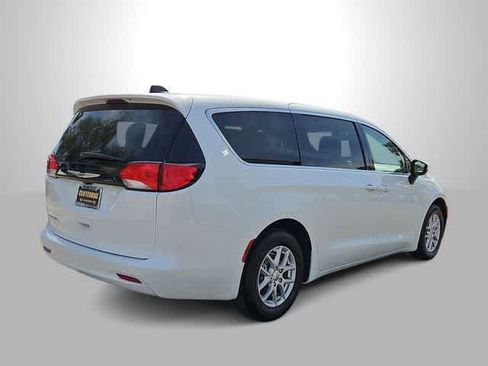 Used 2023 Chrysler Voyager LX image 8