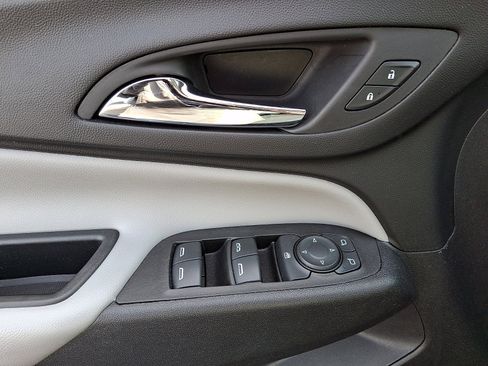 Used 2022 Chevrolet Equinox LS AWD/4WD image 12