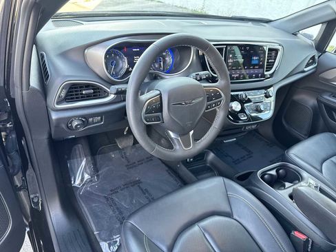 Used 2025 Chrysler Pacifica Select FWD image 3