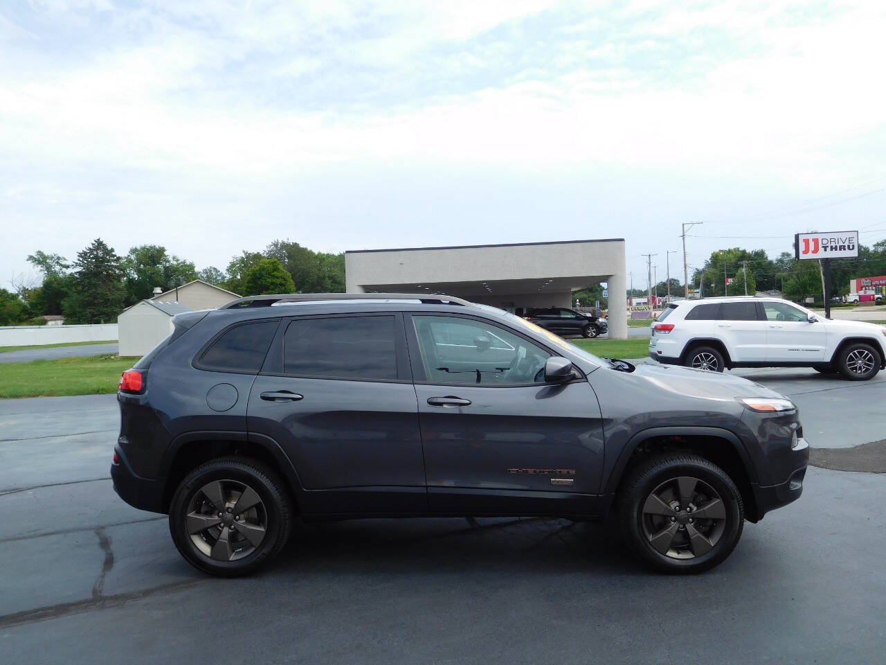 Used 2017 Jeep Cherokee Latitude w/ Cold Weather Group AWD/4WD image 4