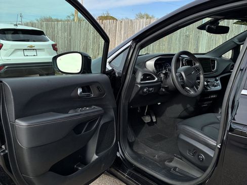Used 2025 Chrysler Pacifica Select image 7