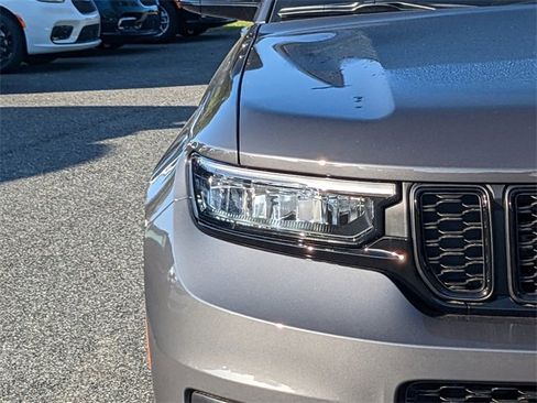 New 2025 Jeep Grand Cherokee L Laredo image 9