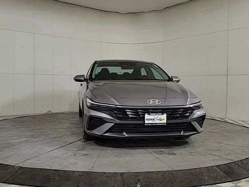 Used 2024 Hyundai Elantra SE image 2