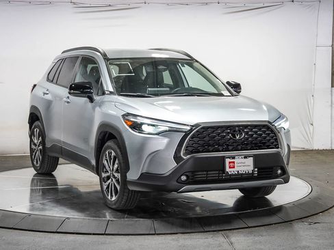 Certified 2025 Toyota Corolla Cross XLE FWD image 6