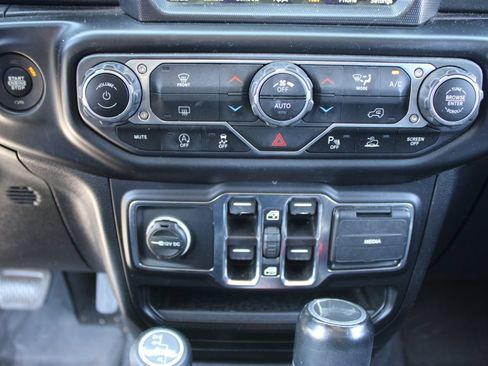 Used 2021 Jeep Wrangler Unlimited Sahara AWD/4WD image 18