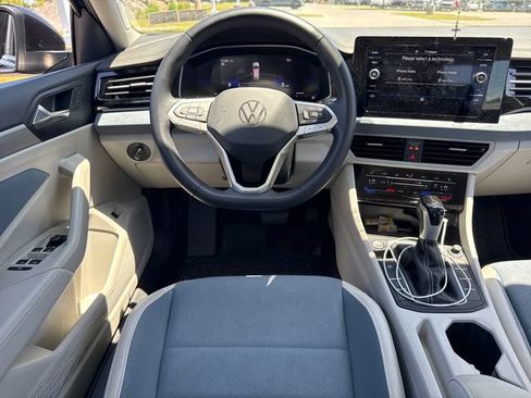 Used 2025 Volkswagen Jetta SE FWD image 19