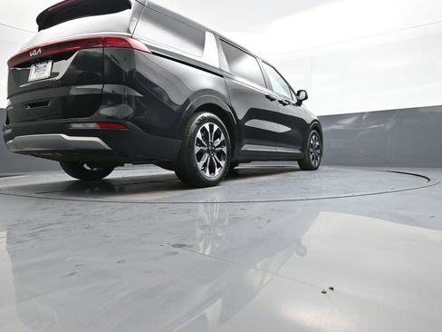 Used 2023 Kia Carnival EX image 31