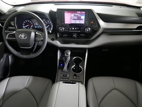 Used 2021 Toyota Highlander XLE image 10