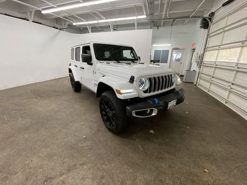 Used 2024 Jeep Wrangler Sahara image 8