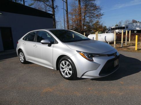 Used 2021 Toyota Corolla LE image 3