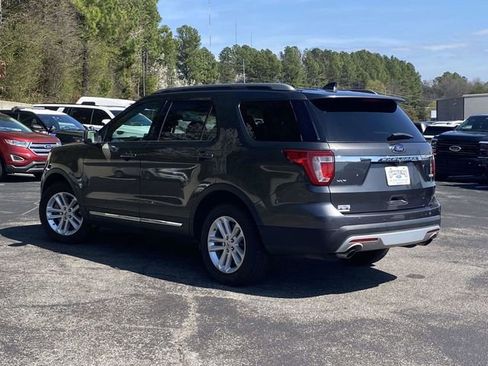 Used 2017 Ford Explorer XLT w/ Equipment Group 202A image 6
