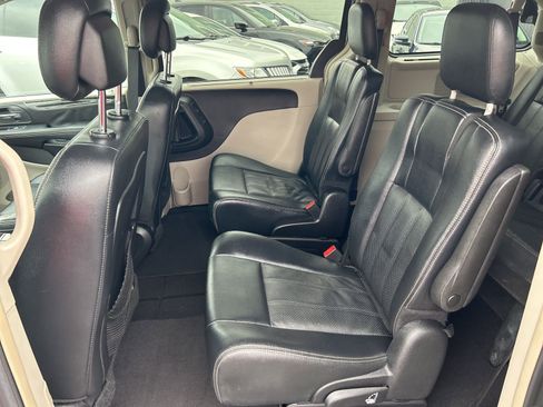 Used 2016 Chrysler Town & Country Touring-L image 16
