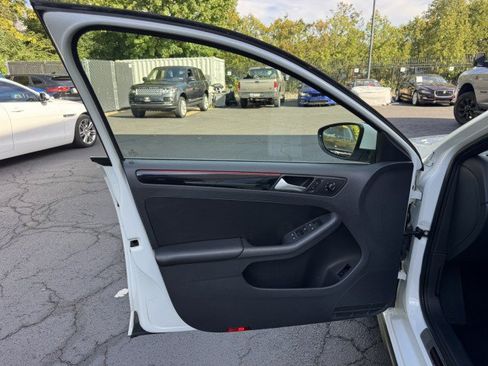 Used 2017 Volkswagen Jetta GLI FWD image 18