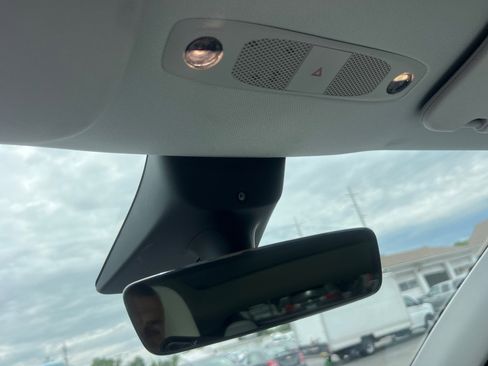 Used 2022 Tesla Model Y Long Range AWD/4WD image 37