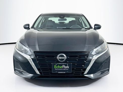 Used 2025 Nissan Altima 2.5 SV FWD image 2