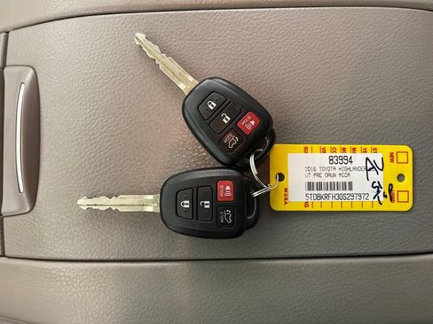 Used 2016 Toyota Highlander Plus AWD/4WD image 24