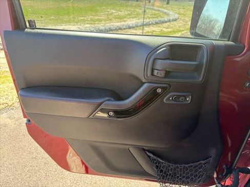 Used 2012 Jeep Wrangler Unlimited Sahara image 18