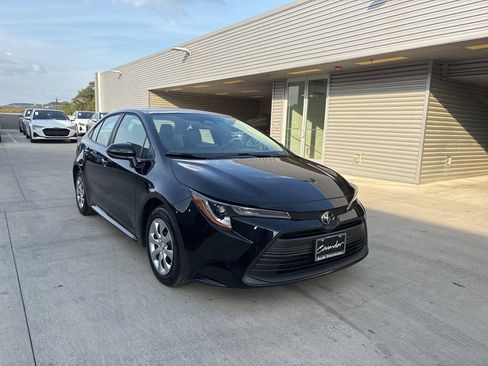 Used 2025 Toyota Corolla LE image 3