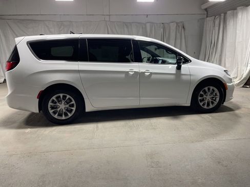 Used 2026 Chrysler Pacifica Limited FWD image 8