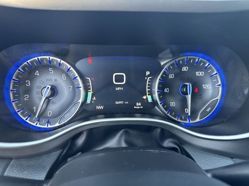 Used 2024 Chrysler Pacifica Touring-L image 33