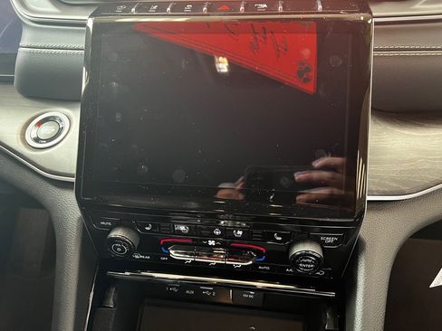 Used 2021 Jeep Grand Cherokee L Limited w/ Luxury Tech Group II image 13