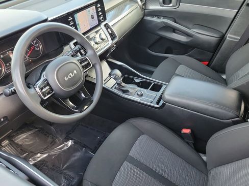 Used 2023 Kia Sorento LX image 4