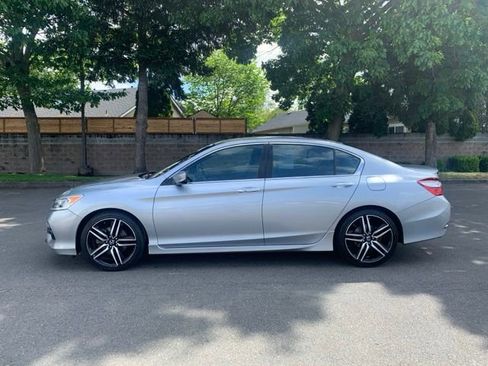 Used 2017 Honda Accord Sport image 2