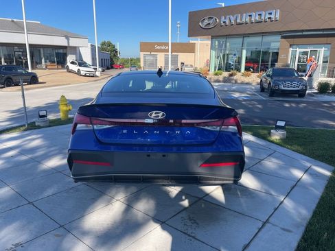 Used 2025 Hyundai Elantra Sport FWD image 4