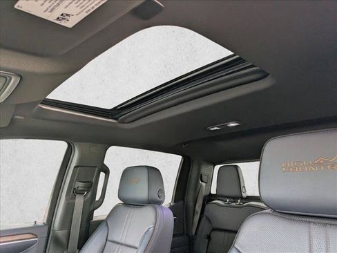 Used 2024 Chevrolet Silverado 1500 High Country w/ High Country Premium Package AWD/4WD image 17