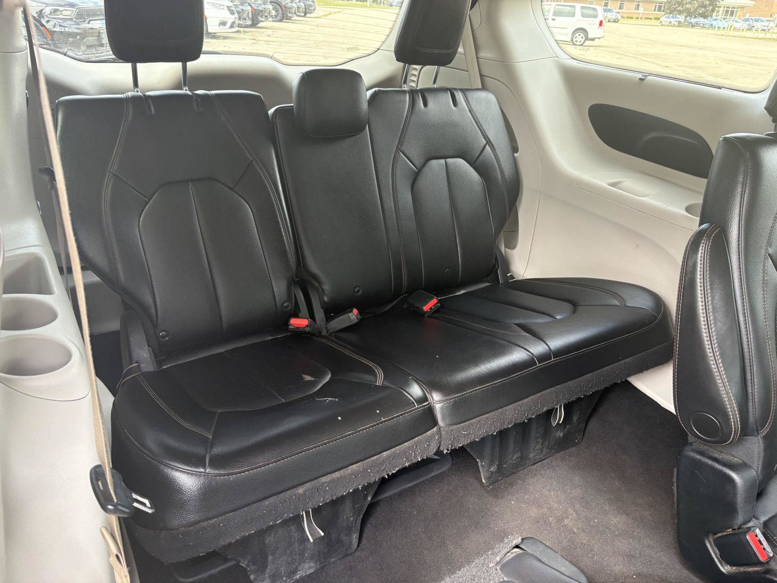 Used 2018 Chrysler Pacifica Touring-L w/ Tire & Wheel Group FWD image 17