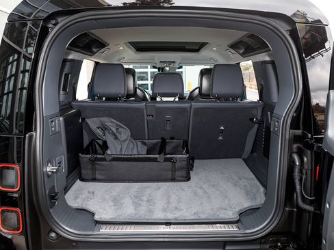 Used 2026 Land Rover Defender 110 OCTA image 17