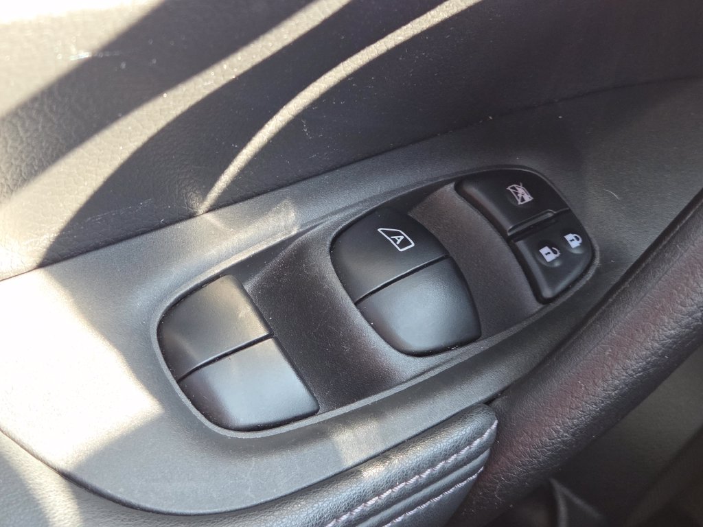 Used 2017 Nissan Rogue S AWD/4WD image 7