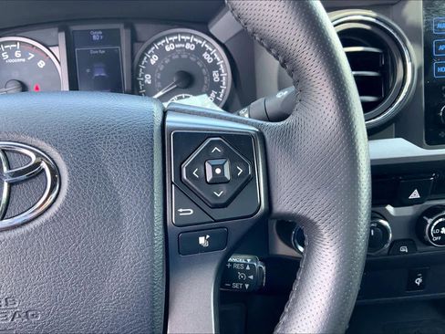 Used 2017 Toyota Tacoma TRD Sport w/ Tow Package (A/T) AWD/4WD image 25