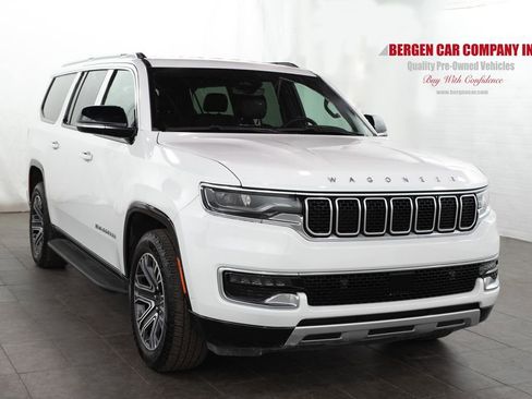 Used 2024 Jeep Wagoneer L Series II w/ Flexible Seating Group RWD image 1