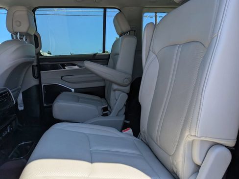 Used 2024 Jeep Wagoneer Series III AWD/4WD image 17
