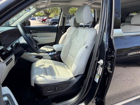 Certified 2025 Kia Telluride SX w/ SX Captain's Chair Package FWD image 11